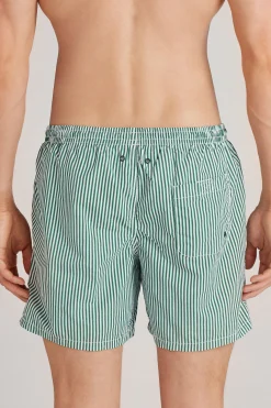 Badshorts med gröna ränder