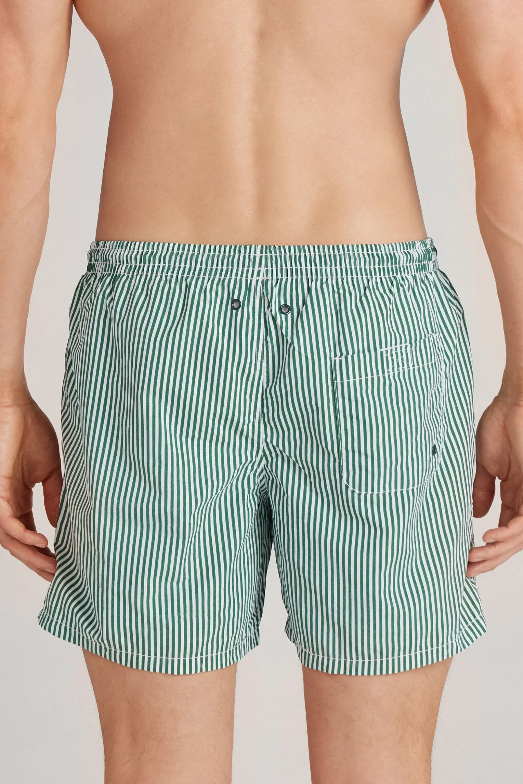 Badshorts med gröna ränder