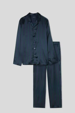 L&aring;ng randig pyjamas i siden