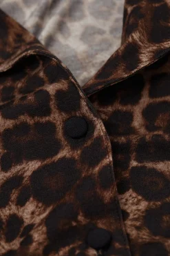 Långärmad tröja med öppning fram i modal Luxurious Leopard