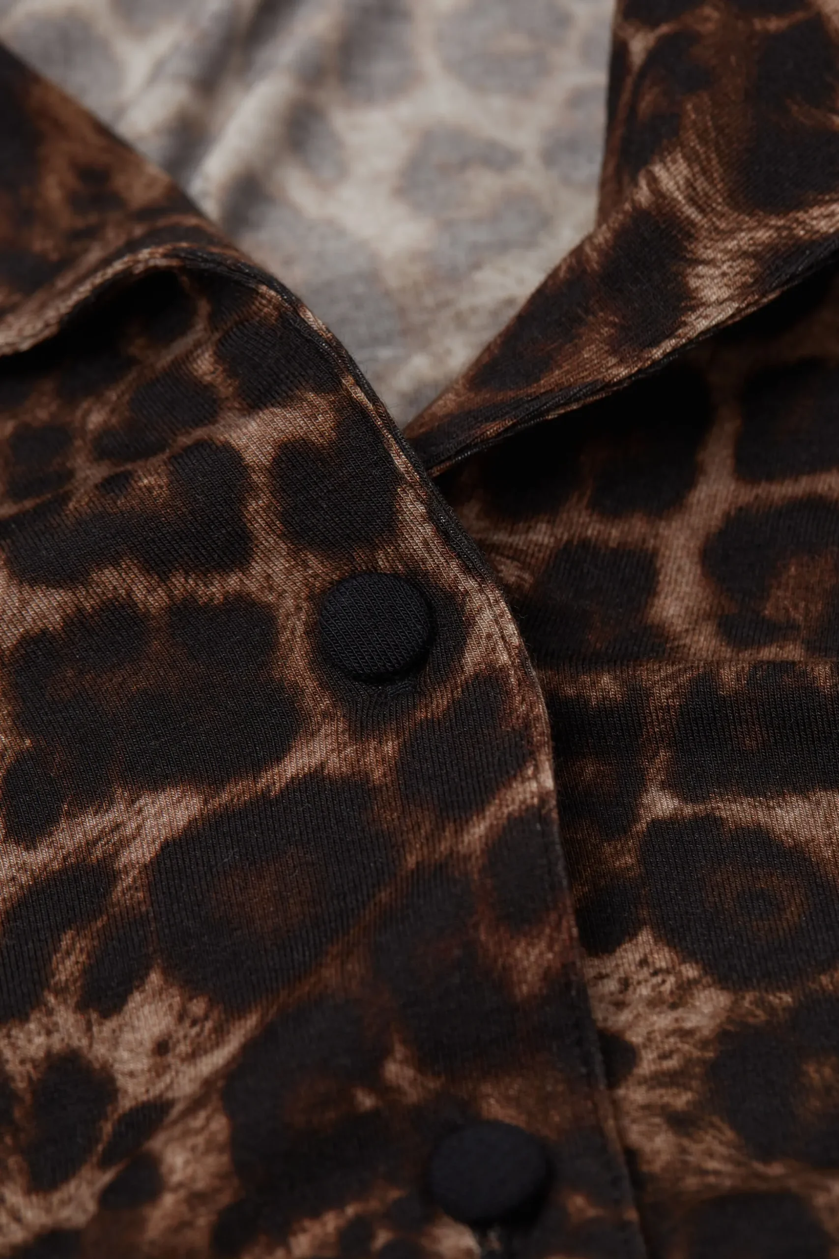Långärmad tröja med öppning fram i modal Luxurious Leopard